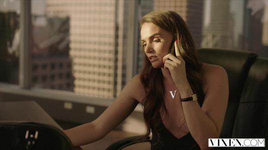 Самец засунул член в глотку цыпочки и отымел ее еще и в киску