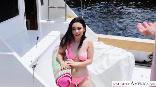 Превью Горячая соседка зашла в гости к чуваку, чтобы прокатиться на члене № 11104