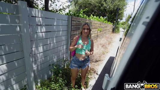 Превью Веселая блондинка с большой жопой оседлала член пикапера № 17021