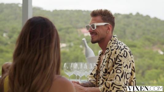 Стройная модель наслаждается членом богатого ухажера