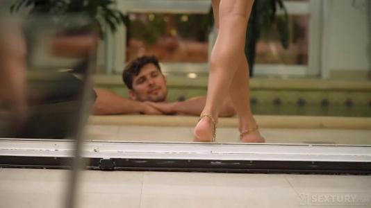 Девушка балует футфетишем своего парня и подставляет анал для траха