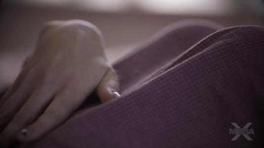 Милашка в очках уговорила ухажера матери вместе потрахаться