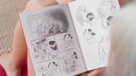 Грудастая блондинка нежно кончает во время чувственного куни