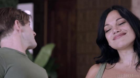 Парень был рад попробовать сразу две мокрые киски в постели