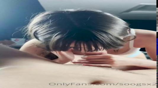 Подрочила парню член и оседлал его мокрой киской ради кайфа