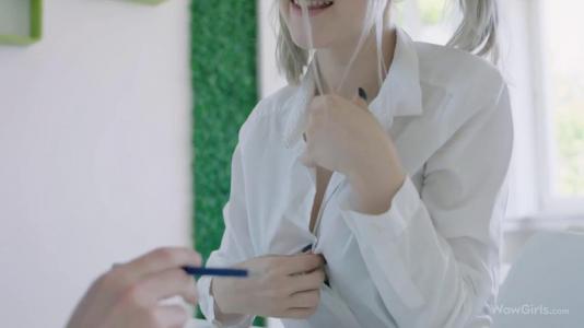 Студентка в кедах встала раком перед своим симпатичным репетитором