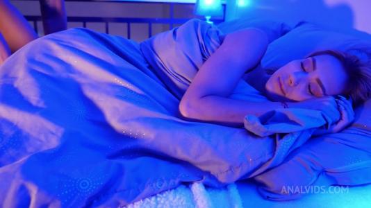 Спящая девушка получила ствол в ротик и сразу сосать начала