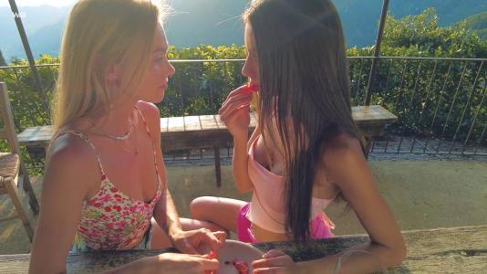 Длинноволосая блондинка нежно вылизывает мокрую киску подруги