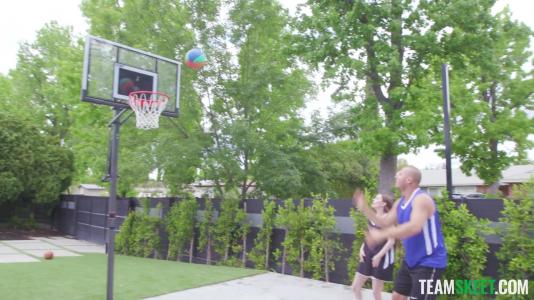 Крошка мечтает набраться постельного опыта