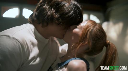 Школьница готова к самым жёстким играм