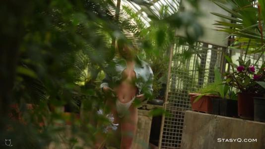 Превью Оказывается, можно раздеваться в ботаническом саду № 18710