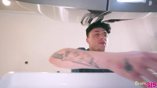 Молодая девушка отлично порадовала минетом бойфренда