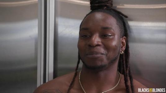 Девушка едва не подавилась большим членом негра