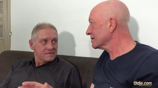 Молодая девушка минетом развлекает стариков в МЖМ порно