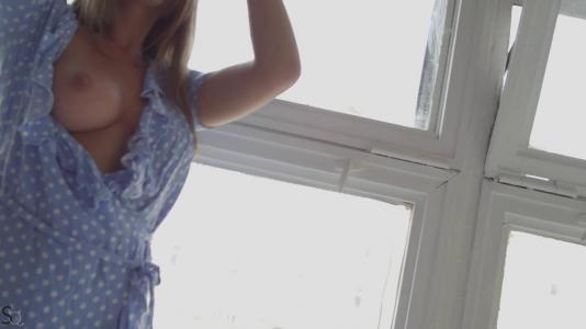 Девушка в синих трусиках решила себе удовольствие подарить