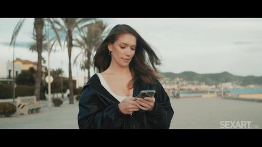 Стройная девушка в чулках красиво прыгает на члене