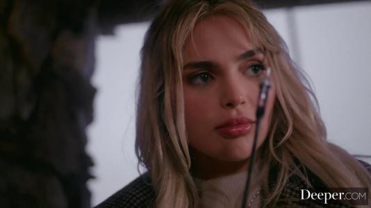 Девушка с маленькими сиськами страстно делает минет