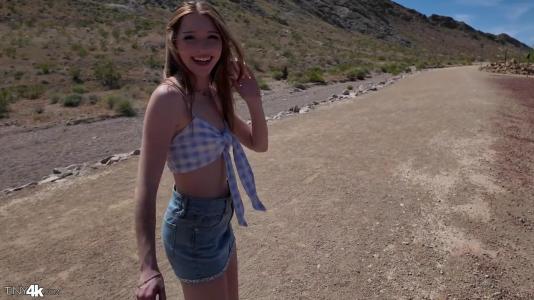 Милашка с первым встречным готова заняться сексом