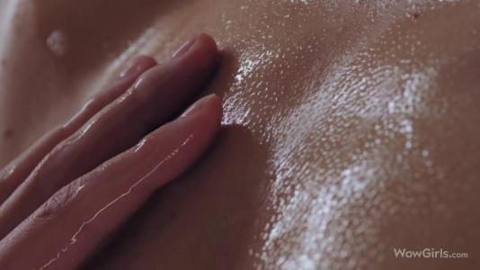 Блондинка получает нежное удовольствие в постели с парнем