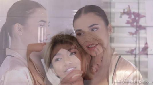 Миниатюрная азиатка повеселилась с лесби в постели