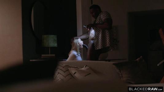 Нежная блондинка наслаждается грубым сексом с негром