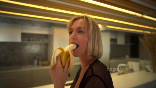 Стройная блондинка любит в голом виде разгуливать по дому