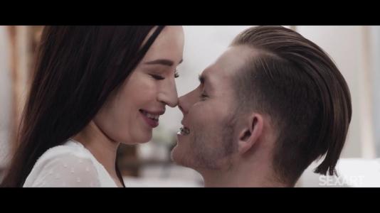 Длинноволосая брюнетка красиво прыгает на члене любовника