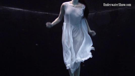 Превью Красотка в белом платье приняла участие в необычной фотосессии № 3415