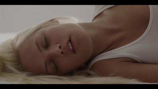 Блондинка с утра возбуждается мастурбацией и занимается сексом с парнем