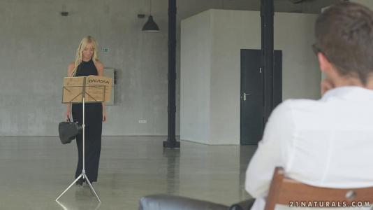 Превью Нежный и красивый секс с очаровательной блондинкой на стуле № 4458