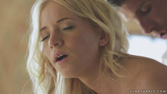 Превью Нежный и красивый секс с очаровательной блондинкой на стуле № 4458