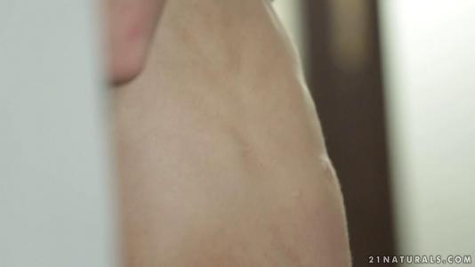 Превью Красотка ласкает свою бритую пилотку и сладко стонет от удовольствия № 4489